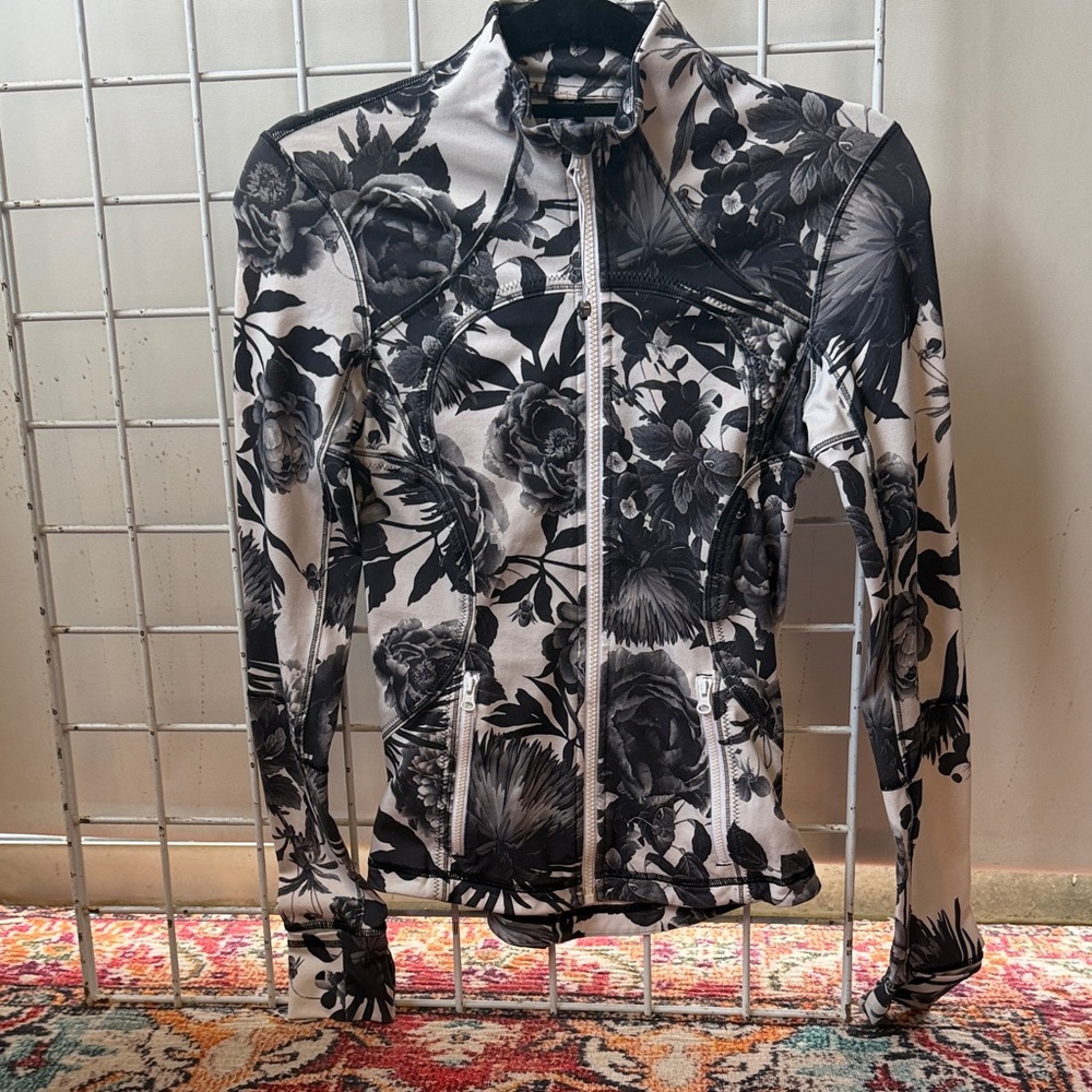 Lululemon Black & White Floral Zip Jacket Size 2